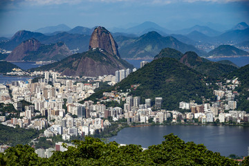 Obraz premium Sugarloaf mountain in Rio de Janeiro seen from a high vantage point with the city lake in the foreground and the city of Niteroi in the background on the other side of the bay