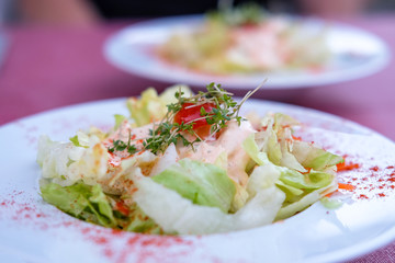Nahaufnahme Beilagensalat mit selektiver Schärfe