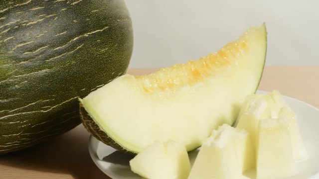 Mel&oacute;n y una rodaja partida en un plato