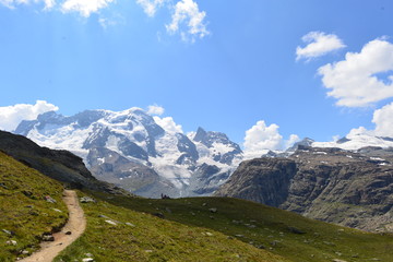 Wanderweg zum Gebirgsmassiv Monte Rosa in den Walliser Alpen 