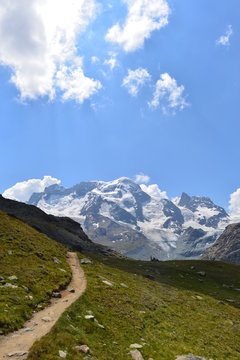 Wanderweg zum Gebirgsmassiv Monte Rosa in den Walliser Alpen 