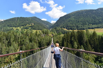 Obraz premium Goms Bridge – Spektakuläre Hängebrücke im Wallis