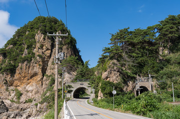 岩山を抜ける二つのトンネル　笹川流れ