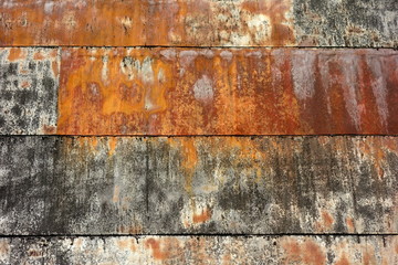 錆びた鉄板の壁