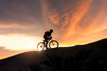 Obraz premium Mountain Bike cyclist on top of a mountain .