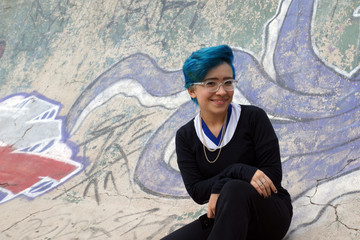 mulher jovem em retrato ao ar livre cabelo azul e pista de esportes 