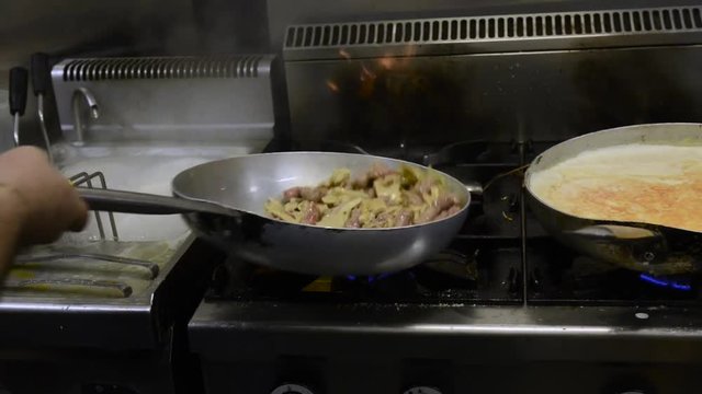 Salsiccia cotta in padella in un ristorante