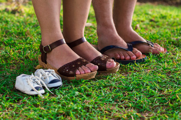 Recién casados esperando un hijo. Pies de pareja de recién casados con zapato pequeño de su futuro un hijo