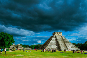 visita de turistas en las pirámides de chichén itzá - obrazy, fototapety, plakaty