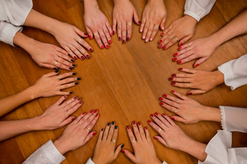 Mãos de várias mulheres amigas, demonstrando uma amizade verdadeira