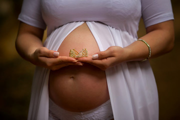 Mãe grávida esperando a filha menina com uma coroa - obrazy, fototapety, plakaty