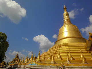 Fototapeta premium Golden pagoda in Myanmar
