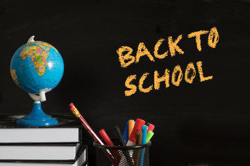 Ein Globus, Bücher und Slogan Back to School