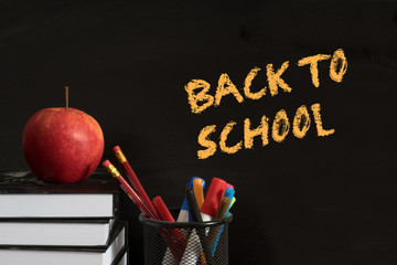 Ein Apfel, Bücher und Slogan Back to School