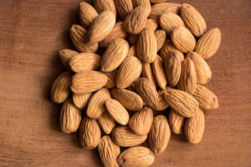 Almendras sobre tabla de madera