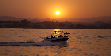 Naklejka premium people are enjoying the sunset view of lake .
