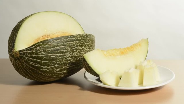 Mel&oacute;n y una rodaja partida en un plato