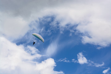 Paraglider in de lucht