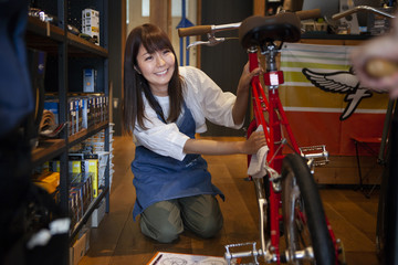 Fototapeta na wymiar 自転車を綺麗にする女性タッフ