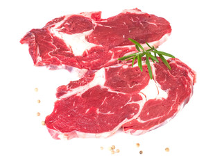 mince entrecôte de boeuf cru sur fond blanc