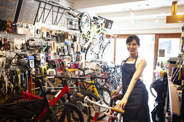 Obraz na płótnie Canvas 自転車屋女性スタッフのポートレート