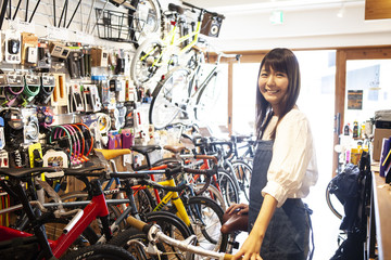 Obraz premium 自転車屋女性スタッフのポートレート