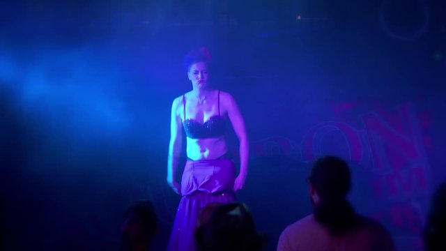 Comedy, burlesque dancer has trouble getting her dress off on stage while performing