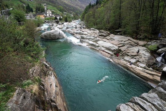 Die Ponte dei Salti (sinngem&auml;ss deutsch Br&uuml;cke der Spr&uuml;nge) ist eine Fussg&auml;ngerbr&uuml;cke &uuml;ber die Verzasca in Lavertezzo im Schweizer Kanton Tessin. 