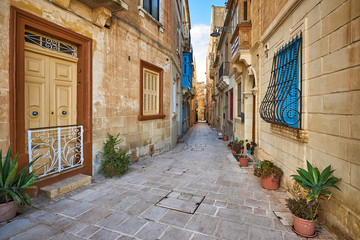 Narrow cozy street in Birgu (Vittoriosa) city, Malta - obrazy, fototapety, plakaty