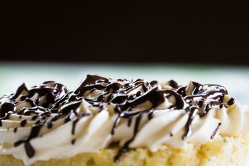 törtchen mit buttercreme und schokolade