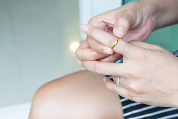 Obraz na płótnie Canvas Stuck ring take off fat woman nail, gold ring removing