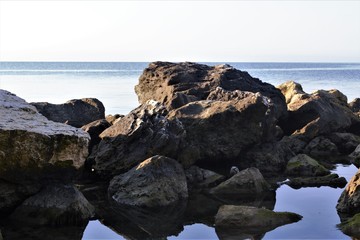 каменный морской берег