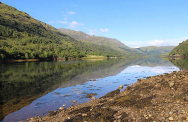 Fototapeta na wymiar Beatiful summers view of Loch Leven from the shore at Caolasnacon naer Kinlochleven in the Scottish Highlands.