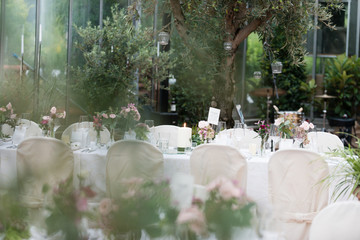 Weiß und festlich gedeckter Tisch.