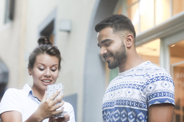 Junges Paar sehen Geschenk an