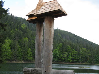 Озеро у горах