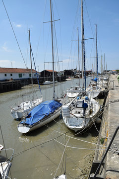 Le port sur l'étier du Moulin, le quai Jean Bart à Noirmoutier, Vendée, Pays de la Loire, France.