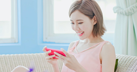 woman play mobile game