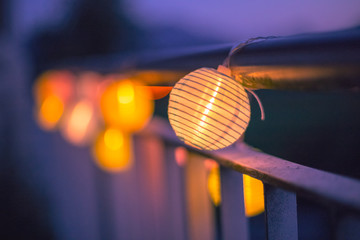 Bunte Papierlaternen an einem lauen Sommerabend, Gartenparty
