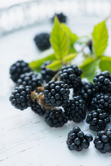 Brombeeren auf weißem Holztablett