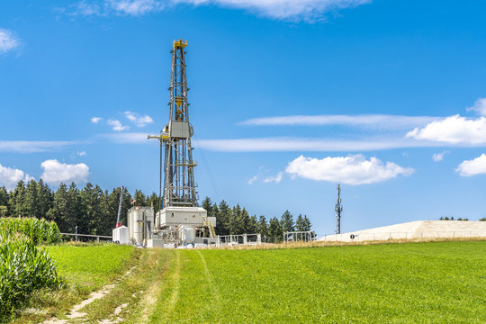 Fracking-Anlage zwischen Feldern und Wald auf gr&uuml;ner Wiese 
