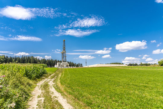 Feldweg zu einem Fracking-Turm auf dem Land in Bayern