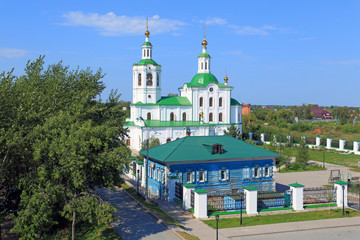 Fototapeta na wymiar View from the bridge to the yard of the ascension-St. George Church in Tyumen
