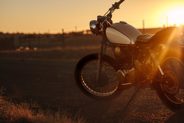 Fototapeta premium Klasyczny motocykl stojący na drodze