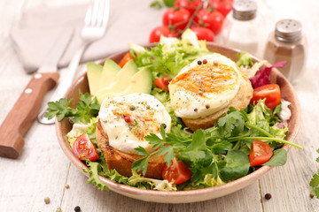 salad with goat cheese