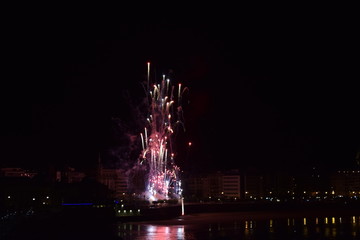 Fuegos artificiales en la noche.