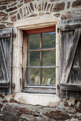 Fenêtre d'une vielle maison dans le village de Thines.  Ardèche, FRANCE, 26 juillet 2018