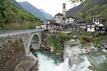 Fototapeta na wymiar Die Ponte dei Salti (sinngemäss deutsch Brücke der Sprünge) ist eine Fussgängerbrücke über die Verzasca in Lavertezzo im Schweizer Kanton Tessin. 