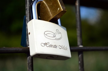 Liebesschloss mit Heiratsantrag