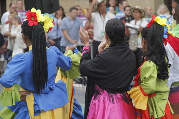 Cumbia colombiana en un festival de calle